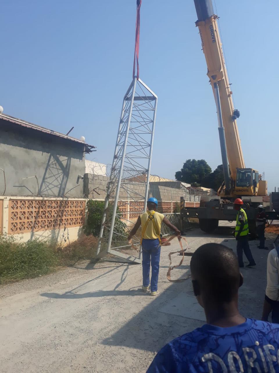 Montagem de torre de telecomunicações auto-sustentada